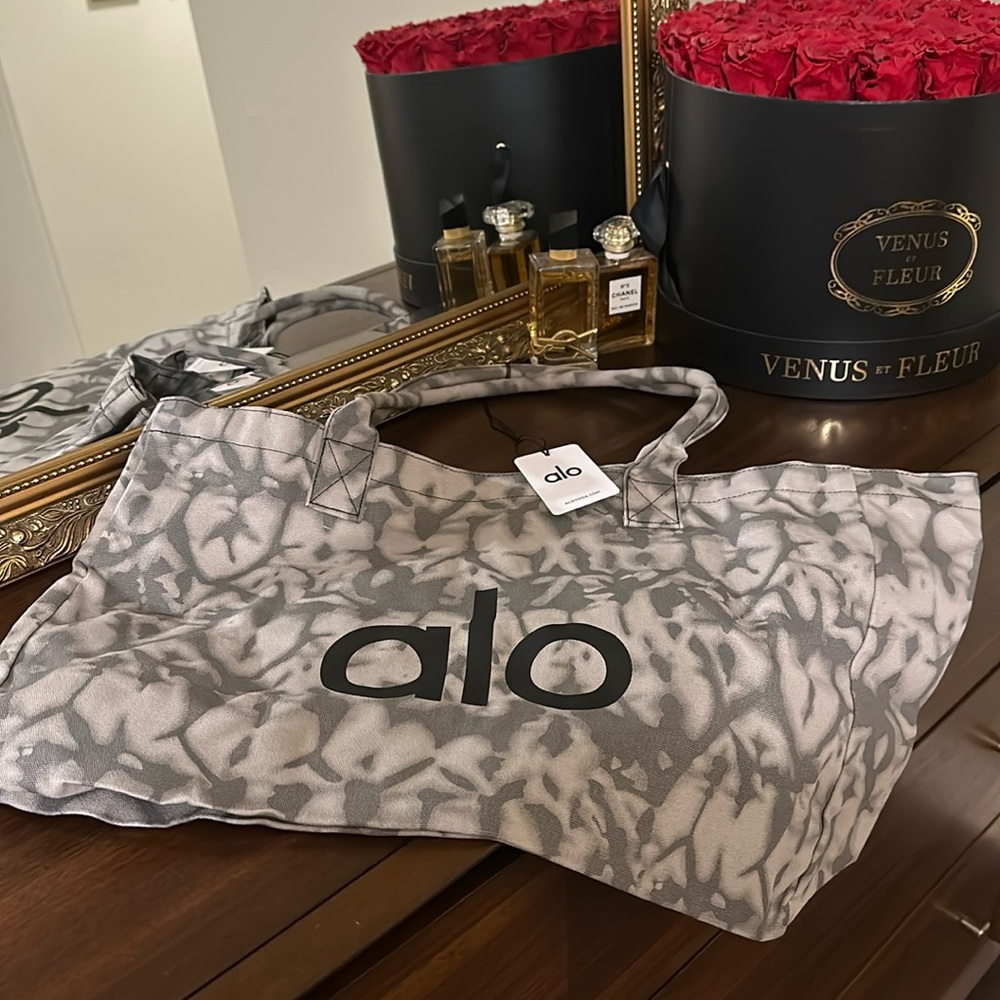 NEW WITH TAGS Alo Tote